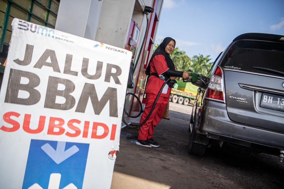 Petugas melayani pengisian bahan bakar minyak (BBM) jenis solar ke mobil di SPBU 24.307.167 Jalan Raya Palembang - Jambi KM86, Tanjung Kerang, Sungai Lilin, MuSi Banyuasin, Sumatera Selatan, Selasa (11/4/2023). 