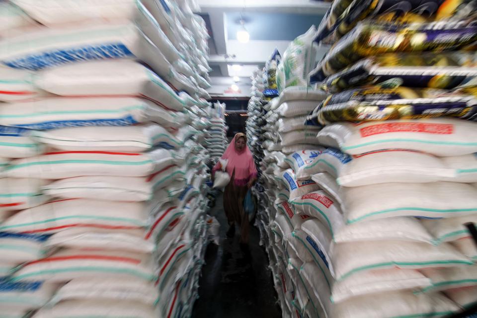Warga membeli beras di pusat grosir penjualan beras untuk zakat fitrah, Pasar Inpres Lhokseumawe, Aceh, Selasa (11/4//2023). Meningkatnya permintaan beras untuk kebutuhan zakat fitrah menyebabkan harga beras premium berbagai merek naik 20 hingga 30 persen