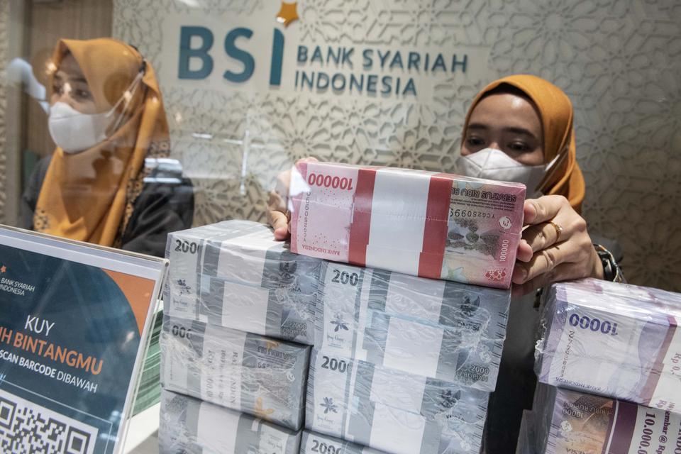 Petugas menata uang untuk penukaran di Bank Syariah Indonesia, Jakarta, Selasa (11/4/2023). Guna memenuhi kebutuhan uang pecahan jelang Lebaran, PT Bank Syariah Indonesia, Tbk. (BSI) menyiapkan uang tunai sebesar Rp37,6 triliun untuk memenuhi kebutuhan ke
