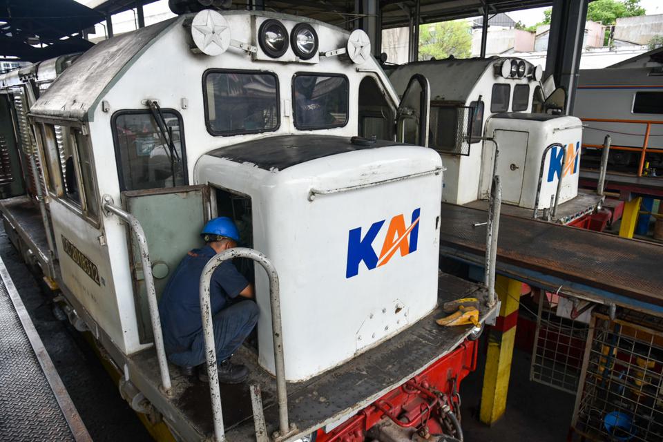 Petugas melakukan perawatan lokomotif kereta api di Depo Lokomotif Medan, Sumatera Utara, Selasa (11/4/2023). PT Kereta Api Indonesia (KAI) Divre I Sumatera Utara mempersiapkan 31 lokomotif yang akan digunakan pada 38 perjalanan dengan kapasitas penumpang