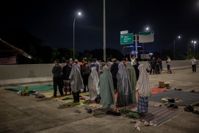 Aksi Blokade Jalan Tol, Warga Gelar Shalat Tarawih