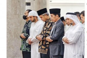 Jokowi dan Ganjar salat tarawih jamaah di Masjid Syeikh Al Zayed, Solo