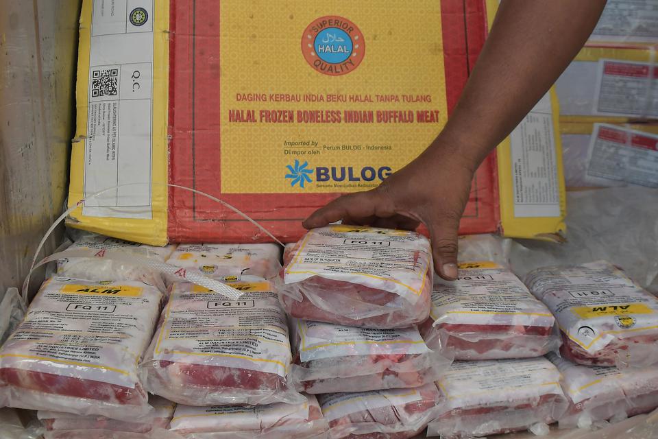 Petugas memeriksa daging beku impor di New Priok Container Terminal One (NPCT1), Tanjung Priok, Jakarta Utara, Rabu (12//4/2023). Pemerintah melalui Perum BULOG mengimpor daging kerbau beku dari India sebanyak 18.000 ton untuk memenuhi ketersediaan dan