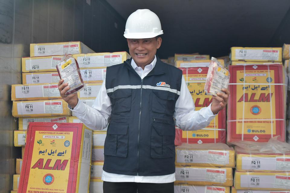 Direktur Utama Perum BULOG Budi Waseso menunjukkan daging beku impor di New Priok Container Terminal One (NPCT1), Tanjung Priok, Jakarta Utara, Rabu (12//4/2023). Pemerintah melalui Perum BULOG mengimpor daging kerbau beku dari India sebanyak 18.000 t