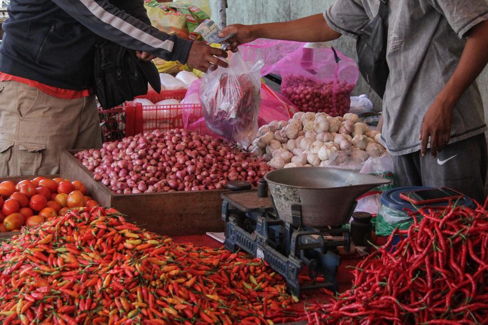Pedagang menimbang cabai yang dijual di Pasar Besar, Palangka Raya, Kalimantan Tengah, Rabu (12/4/2023). 