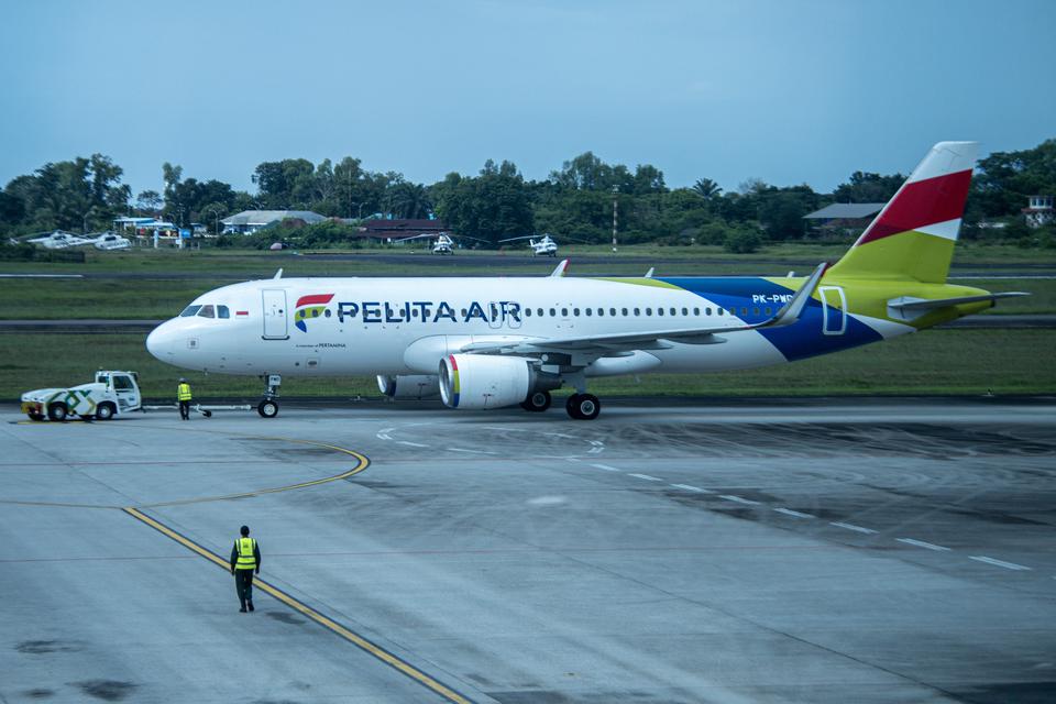 Pesawat udara maskapai penerbangan Pelita Air bersiap lepas landas di Bandara Sultan Mahmud Badaruddin (SMB) II Palembang, Sumatera Selatan, Rabu (12/4/2023). 