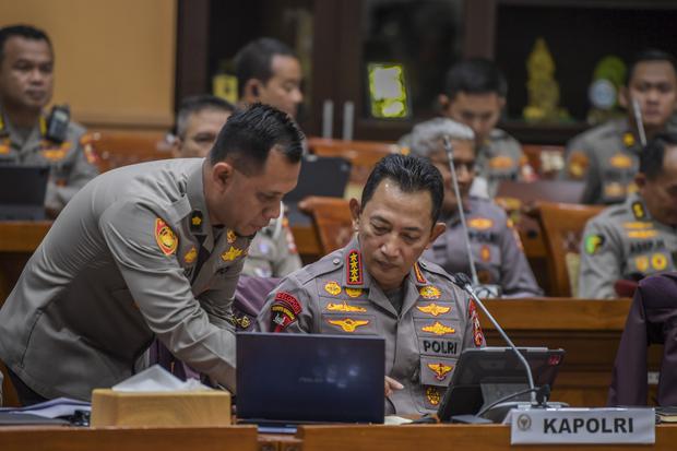 Kapolri Jenderal Pol Listyo Sigit Prabowo (kanan) mengikuti rapat kerja dengan Komisi III DPR di kompleks Parlemen, Senayan, Jakarta, Rabu (12/4/2023). 