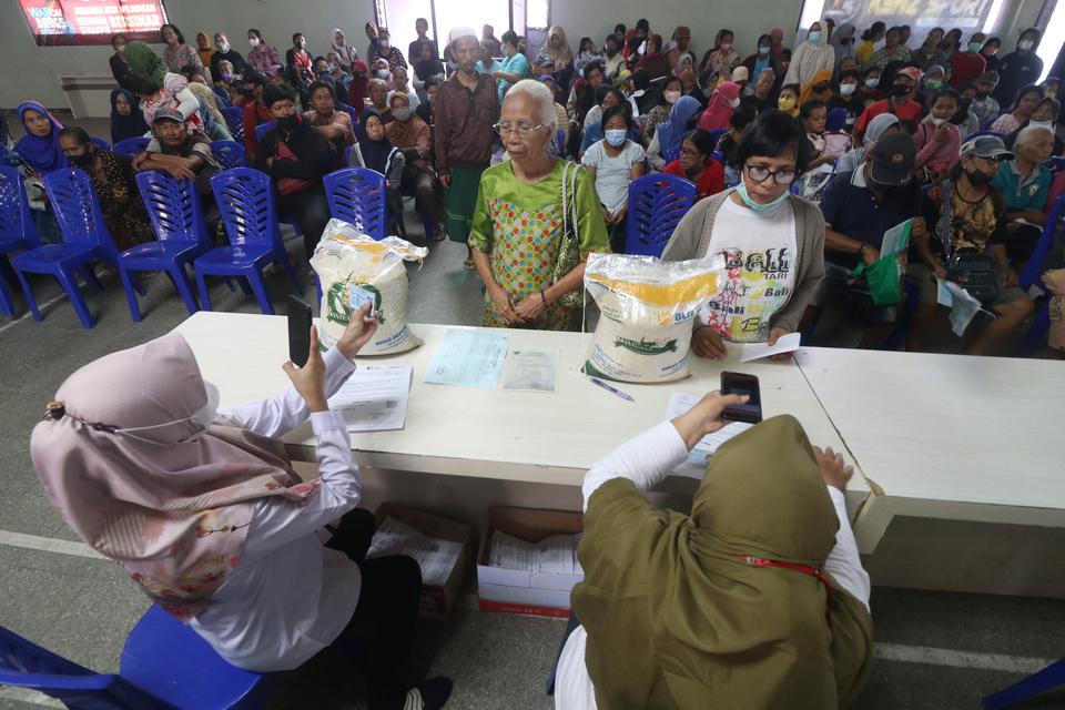 Warga mengambil Bantuan Cadangan Beras Pemerintah (BCBP) di Kelurahan Semampir, Kota Kediri, Jawa Timur, Rabu (12/4/2023). Perum Bulog Kediri bersama PT Pos Indonesia menyalurkan BCBP kepada 31.812 keluarga penerima manfaat (KPM) masing-masing sebanyak 1
