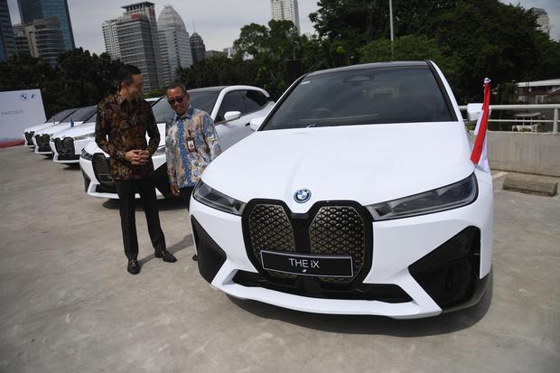 Sekretaris Kementerian Sekretariat Negara (Kemensetneg) Setya Utama (kanan) berbincang dengan President Director of BMW Group Indonesia Ramesh Divyanathan (kiri) usai acara serah terima mobil resmi KTT ASEAN BMW iX di Jakarta, Kamis (13/4/2023). BMW menye