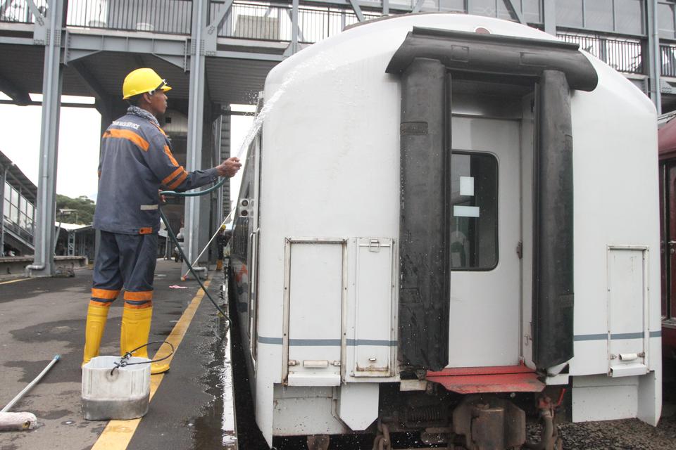 Pekerja mencuci gerbong Kereta Api Gajayana angkutan Lebaran jurusan Malang-Jakarta di Stasiun Malang, Jawa Timur, Kamis (13/4/2023). 