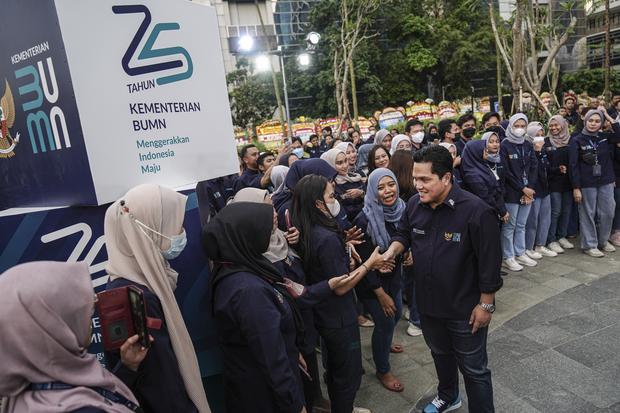 Menteri BUMN Erick Thohir berjabat tangan dengan sejumlah pegawai pada Peringatan 25 Tahun Kementerian BUMN di Jakarta, Kamis (13/4/2023). Menteri BUMN mengatakan terdapat empat transformasi yang didorong pada peringatan 25 tahun Kementerian BUMN yakni tr