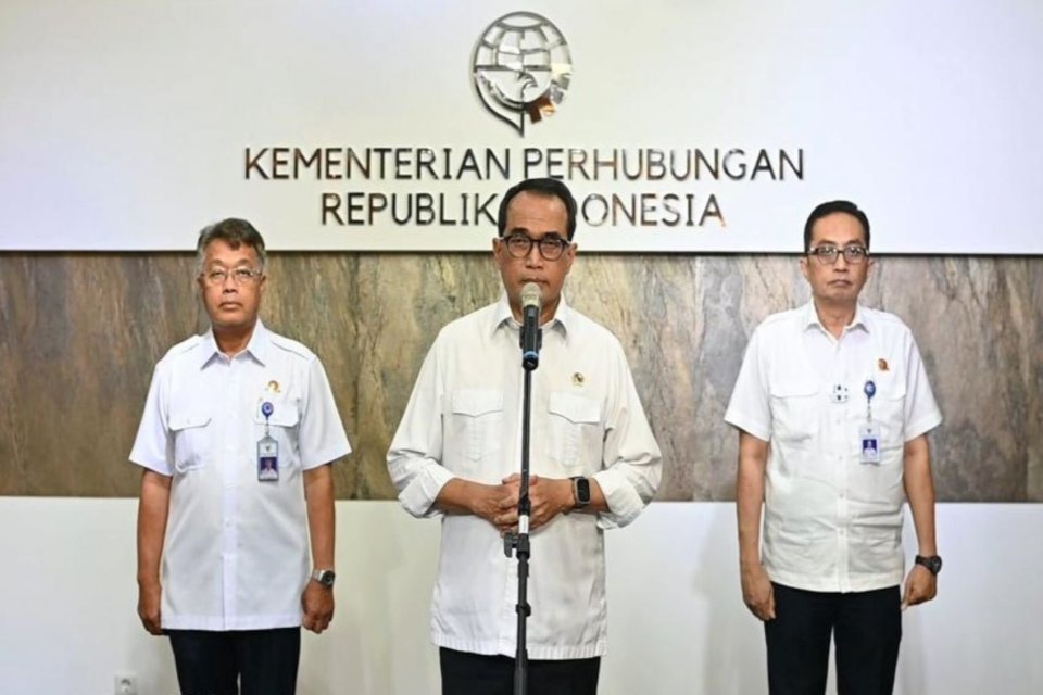 Menteri Perhubungan Budi Karya Sumadi menyampaikan permohonan maaf atas dugaan kasus korupsi proyek kereta api di Jakarta, Kamis (13/4).