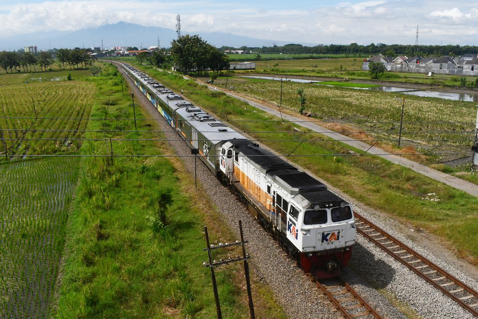 Kereta api (KA) Argo Wilis relasi Surabaya Gubeng menuju Bandung melintas di Kota Madiun, Jawa Timur, Jumat (14/4/2023). PT KAI (Persero) mengoperasikan sejumlah KA tambahan guna mengantisipasi lonjakan penumpang selama masa angkutan Lebaran yaitu lima ra