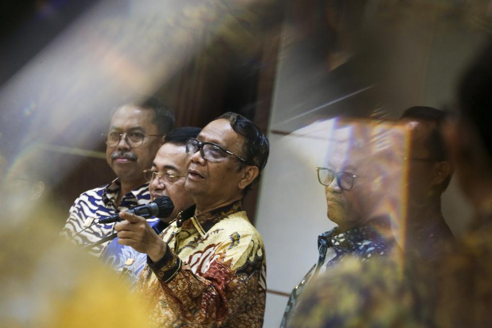Menteri Koordinator Bidang Politik Hukum dan Keamanan Mahfud MD (tengah) memberikan keterangan pers terkait RUU Perampasan Aset Hasil Tindak Pidana di Jakarta, Jumat (14/4).