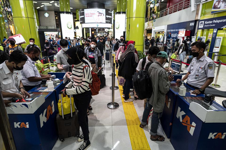 Petugas melayani pemudik melakukan check in di Stasiun Gambir, Jakarta, Jumat (14/4/2023). KAI Daop 1 Jakarta mencatat per 14 April 2023 terdapat keberangkatan 12.700 pemudik dari Stasiun Gambir pada masa angkutan Lebaran 2023.