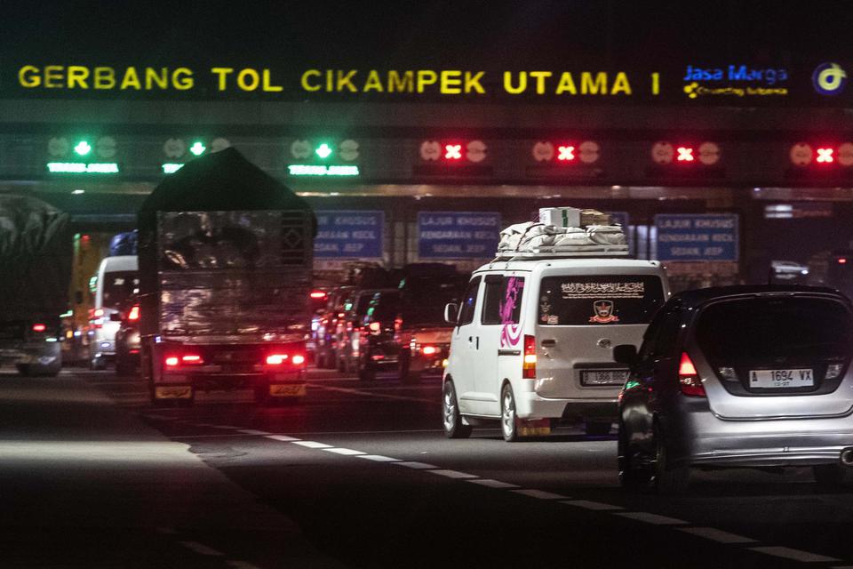 Sejumlah kendaraan memasuki pintu Tol Cikampek Utama menuju Palimanan di Karawang, Jawa Barat, Sabtu (15/4/2023) dini hari. Polda Metro Jaya menyatakan puncak arus mudik lebaran 2023 gelombang pertama diprediksi terjadi pada 14 April 2023 dan gelombang ke
