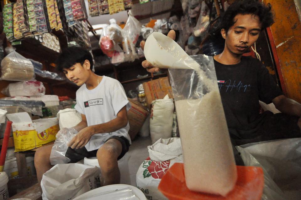 Pedagang mengemas gula pasir ukuran satu kilogram di kawasan Pasar Panorama, Kota Bengkulu, Provinsi Bengkulu, Sabtu (15/4/2023). Memasuki H-7 Hari Raya Idul Fitri 1444 H, sejumlah komoditas bahan pokok mengalami kenaikan harga diantaranya bawang putih d