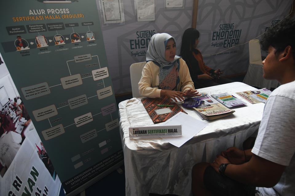 Petugas Badan Penyelenggara Jaminan Produk Halal (BPJPH) memaparkan tata cara pengajuan permohonan sertifikasi halal kepada pelaku usaha di Palu, Sulawesi Tengah, Sabtu (15/4/2023). Pemerintah mendorong pelaku usaha untuk mengajukan sertifikasi halal atas