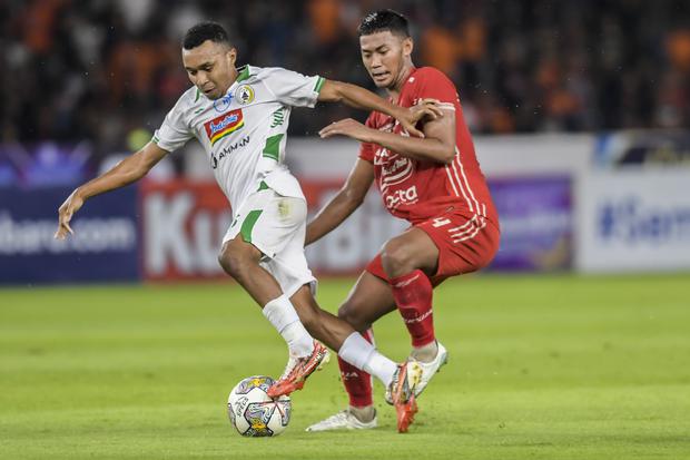 Pesepak bola Persija Jakarta Resky Fandi (kanan) berusaha melewati hadangan pesepak bola PSS Sleman Todd Rivaldo (kiri) pada pertandingan BRI Liga 1 di Stadion Utama Gelora Bung Karno, Jakarta, Sabtu (15/4/2023).