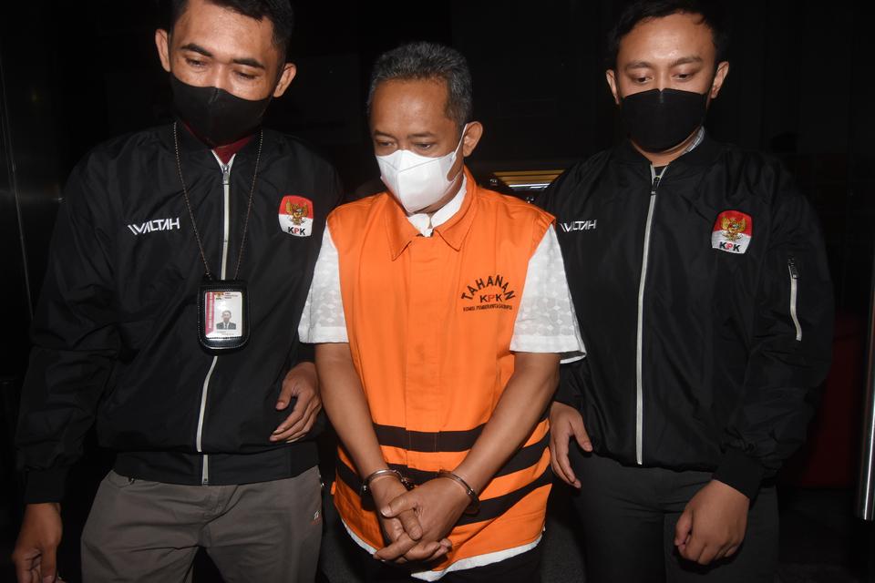 Wali Kota Bandung Yana Mulyana (tengah) berjalan menuju mobil tahanan usai ditetapkan sebagai tersangka pasca terjaring OTT di Gedung Merah Putih KPK, Jakarta, Minggu (16/4/2023). KPK menetapkan enam orang tersangka diantaranya Wali Kota Bandung dan pejab