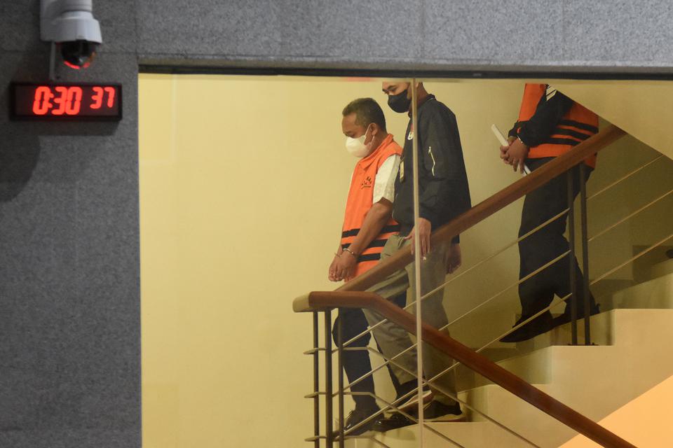 Wali Kota Bandung Yana Mulyana (kiri) mengenakan rompi tahanan KPK usai ditetapkan sebagai tersangka pasca terjaring OTT di Gedung Merah Putih KPK, Jakarta, Minggu (16/4/2023). KPK menetapkan enam orang tersangka diantaranya Wali Kota Bandung dan pejabat 