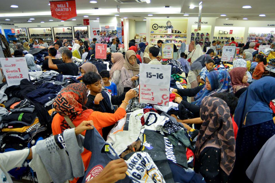 Sejumlah warga memilih baju Lebaran di Basko Grand Mall Padang, Sumatera Barat, Minggu (16/4/2023). Warga mulai berburu pakaian Lebaran pada H-6 Idul Fitri 1444 Hijriyah di sejumlah pusat perbelanjaan yang menawarkan diskon harga hingga 70 persen.