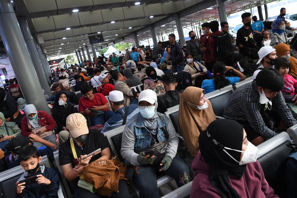 Sejumlah pemudik menunggu kedatangan kereta api mereka di Stasiun Pasar Senen, Jakarta, Minggu (16/4/2023). Salah satu tuuan mudik utama yakni dari Jakarta menuju Yogyakarta. 