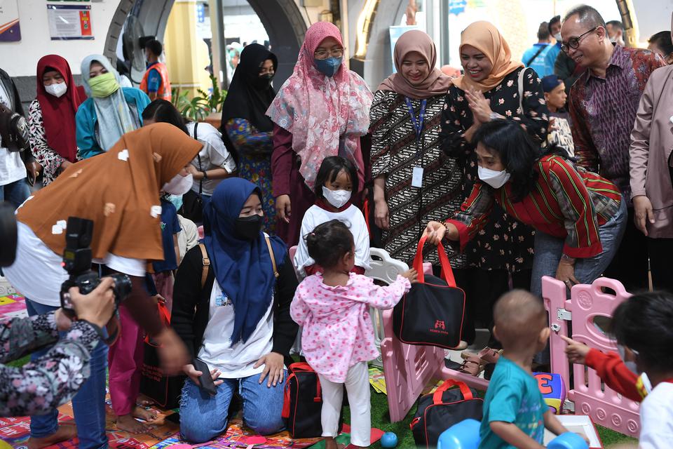 Menteri Pemberdayaan Perempuan dan Perlindungan Anak I Gusti Ayu Bintang Darmawati Puspayoga (kanan) memberikan paket khusus ibu dan anak kepada pemudik saat berkunjung di Stasiun Pasar Senen, Jakarta, Minggu (16/4/2023). Puncak mudik mulai 18 April. 