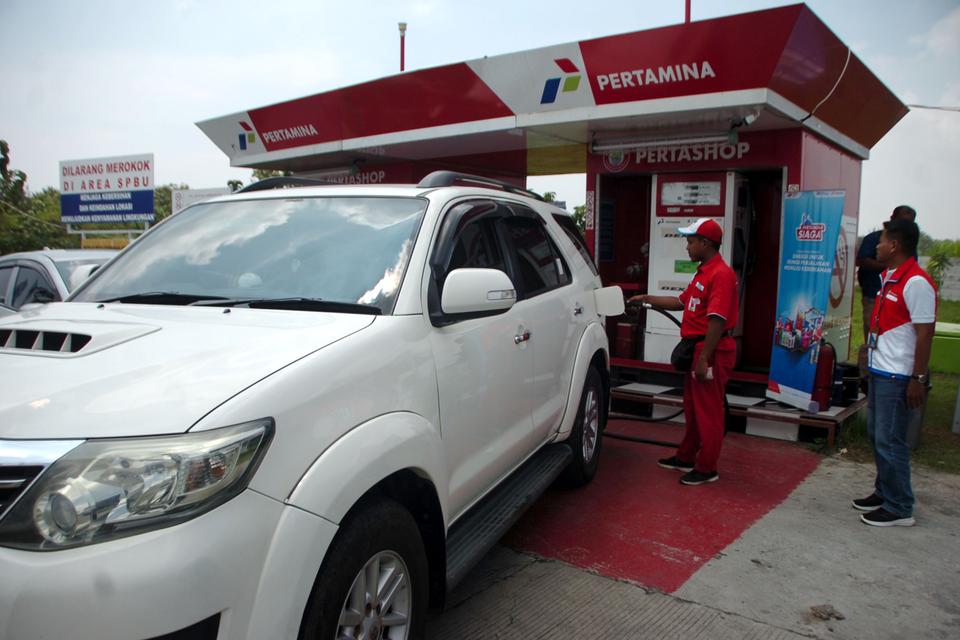Petugas mengisi bahan bakar minyak kendaraan pemudik di pertashop rest area 287 A jalan tol Pejagan-Pemalang, Kabupaten Tegal, Jawa Tengah, Senin (17/4/2023). 