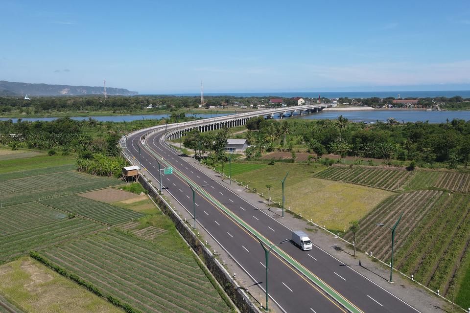 Foto udara jembatan Kretek II di jalur pantai selatan (pansela), Kretek, Bantul, DI Yogyakarta, Senin (17/4/2023). 