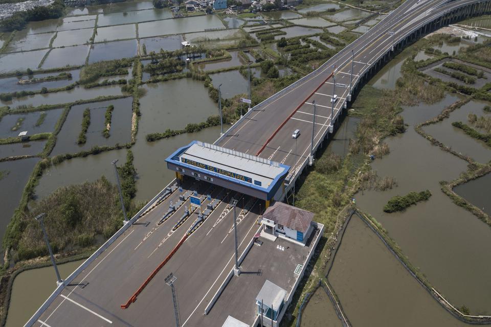 Foto udara kendaraan melintas di gerbang tol Tarumajay yang merupakan ruas jalan Tol Cibitung Cilincing (JTCC) seksi 3, Kabupaten Bekasi, Jawa Barat, Senin (17/4/2023). Pelindo Solusi Logistik atau SPSL melalui PT Cibitung-Cilincing Tanjung Priok Port Tol