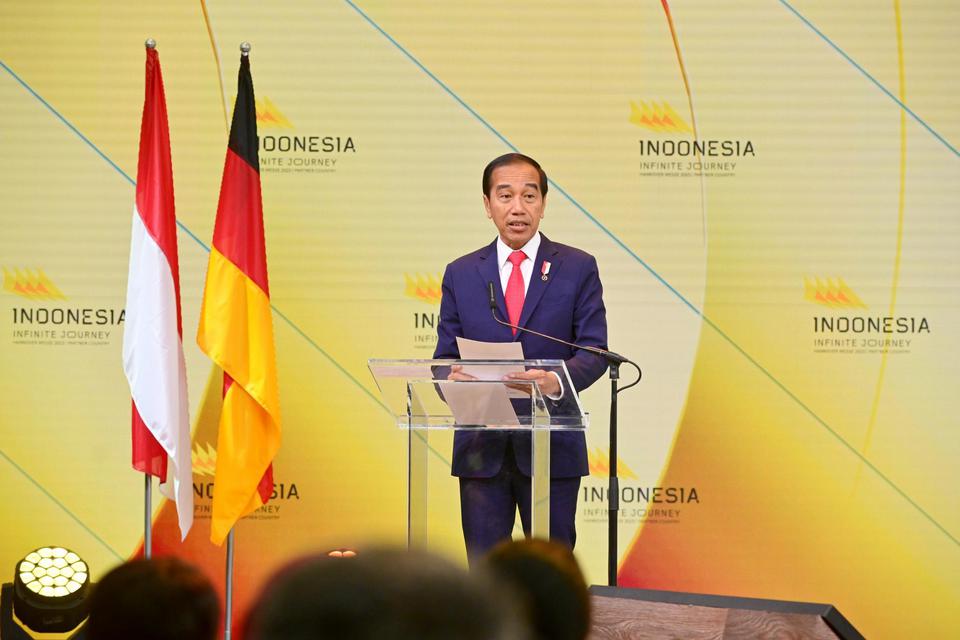 Presiden Joko Widodo memberikan sambutan saat membuka Paviliun Indonesia pada Hannover Messe 2023 di Hannover Fairground, Hannover, Jerman, Senin (17/4/2023).