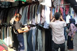 BELANJA BAJU BEKAS UNTUK LEBARAN