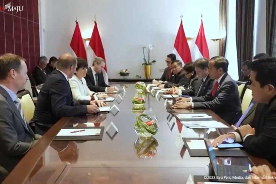 Presiden Jokowi bertemu dengan perwakilan perusahaan Jerman di Hannover, Jerman, Minggu (16/4). 