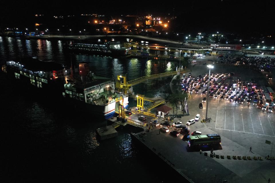 Foto udara kendaraan pemudik menaiki kapal di Pelabuhan Merak, Banten, Selasa (18/4/2023). PT ASDP Indonesia Ferry (Persero) memprediksi puncak arus mudik kendaraan dan penumpang di Pelabuhan Merak, Banten pada H-3 Lebaran atau Rabu (19/4) berdasarkan dar