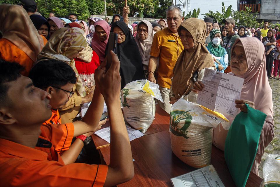 Petugas memberikan bantuan sosial kepada warga di Kantor Kelurahan Pakansari, Kabupaten Bogor, Jawa Barat, Selasa (18/4/2023). 