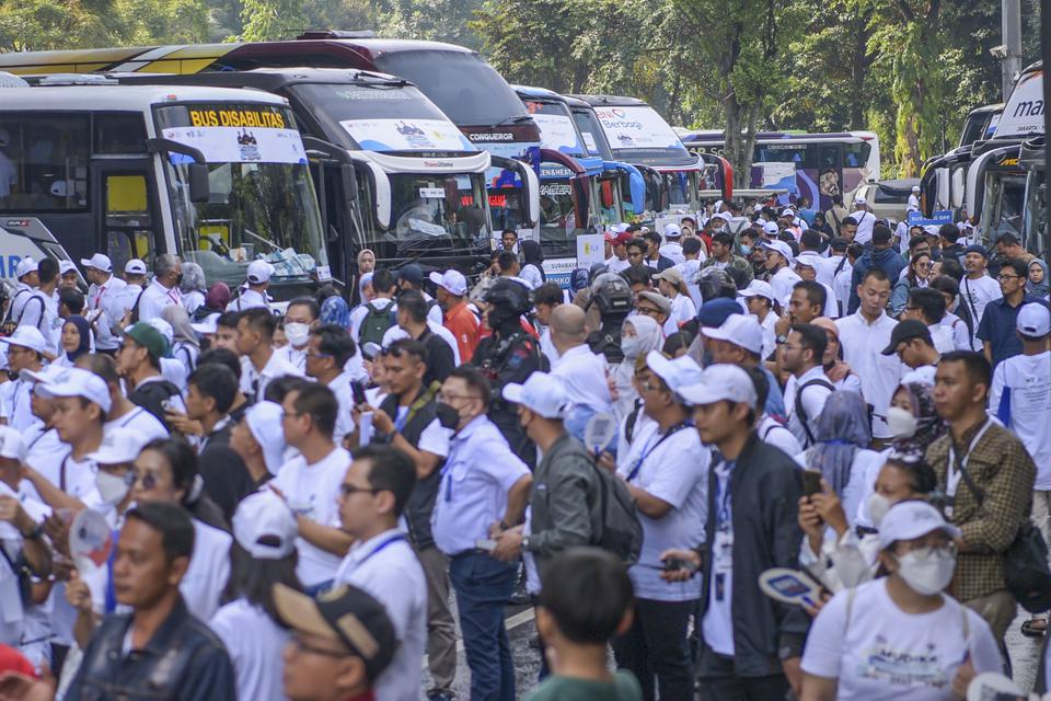 Sejumlah pemudik berjalan menuju bus saat mudik gratis bersama BUMN di kawasan Stadion Utama Gelora Bung Karno (SUGBK), Senayan, Jakarta, Selasa (18/4/2023). Kegiatan mudik bareng bertema "Mudik Dinanti, Mudik di Hati Bersama BUMN 2023" tersebut merupak
