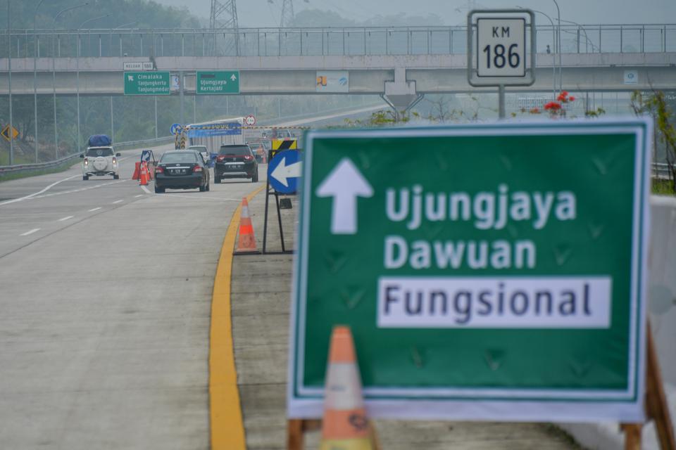 Kendaraan melintasi jalur fungsional Tol Cileunyi-Sumedang-Dawuan (Cisumdawu) di Cimalaka, Kabupaten Sumedang, Jawa Barat, Selasa (18/4/2023).