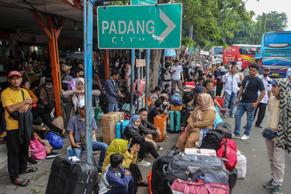 Sejumlah calon pemudik menunggu jadwal keberangkatan bus di Terminal Kalideres, Jakarta, Selasa (18/4/2023). Pada H-4 Lebaran, Terminal Kalideres terpantau ramai pemudik dan menurut data dari pengelola terminal ada sebanyak 2.431 pemudik dengan 157 kendar