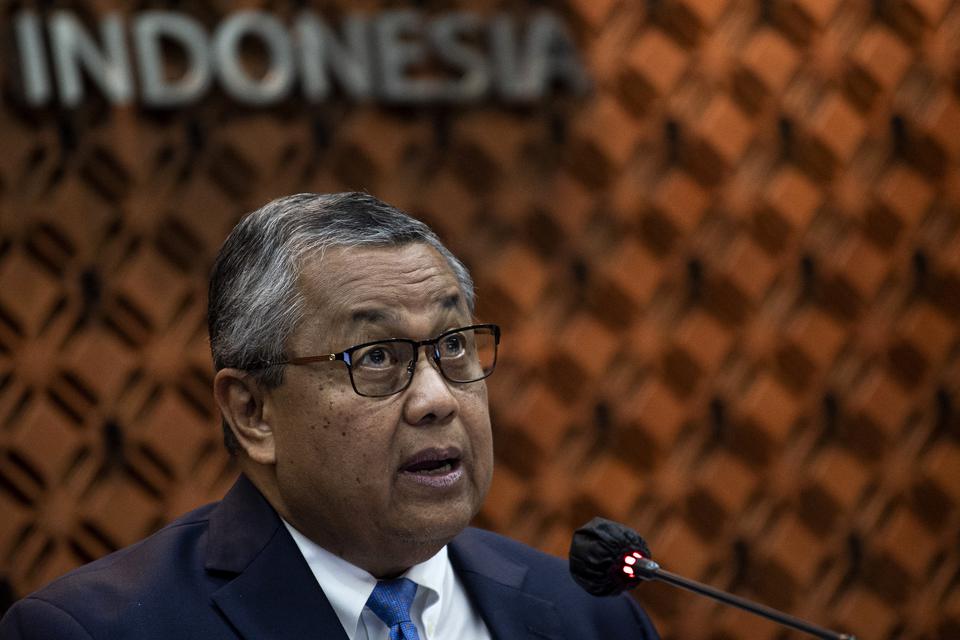 Gubernur Bank Indonesia (BI) Perry Warjiyo menyampaikan keterangan pers di Kantor Pusat BI, Jakarta, Selasa (18/4/2023). 