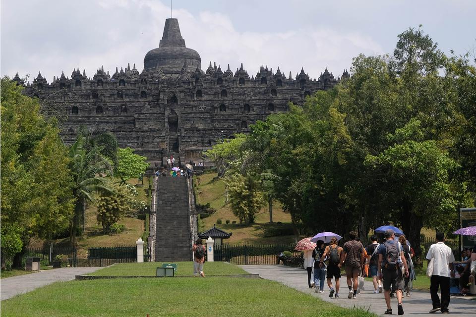 Wisatawan mengunjungi kawasan Taman Wisata Candi (TWC) Borobudur, Magelang, Jawa Tengah Selasa (18/4/2023). 