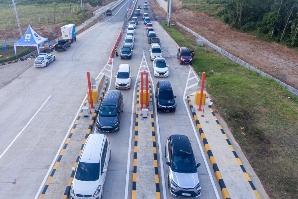 Sejumlah kendaraan antre melintasi gerbang tol Prabumulih jalan tol Trans Sumatera (JTTS) ruas simpang Indralaya-Muara Enim seksi simpang Indralaya-Prabumulih di Prabumulih, Sumatera Selatan, Selasa (18/4/2023). Berdasarkan data dari PT Hutama Karya (Pers