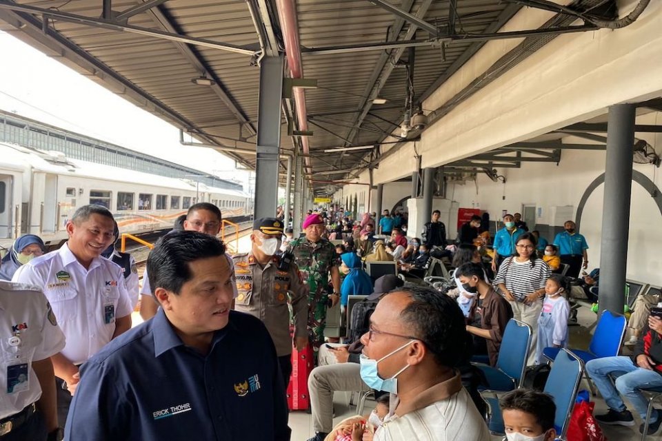 Menteri BUMN Erick Thohir mengunjungi Stasiun Senen untuk memantau arus mudik, Selasa (18/4).