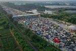 PUNCAK ARUS MUDIK DI GERBANG TOL CIKAMPEK