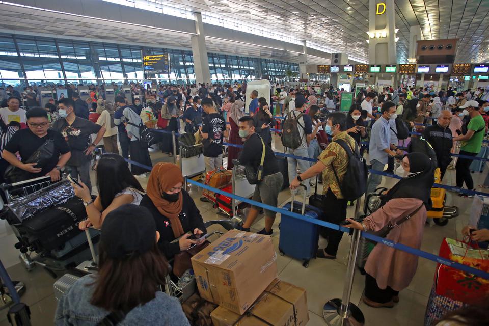 Ilustrasi kepadatan penumpang di Bandara Soetta menjelang libur Idul Adha 2023. 