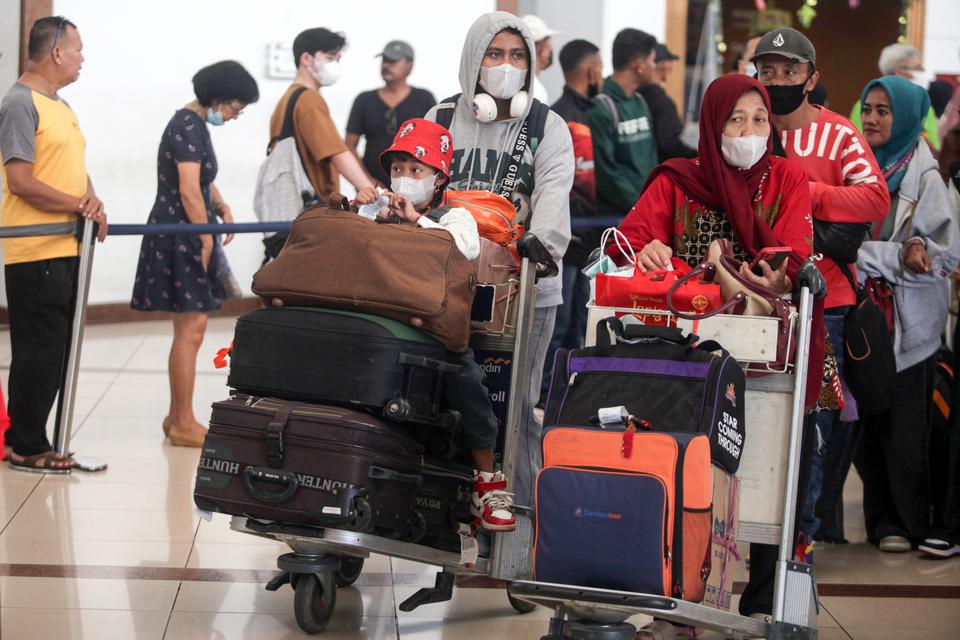 Penumpang yang hendak mudik tiba di Bandara Internasional Juanda Surabaya di Sidoarjo, Jawa Timur, Rabu (19/4/2023). 