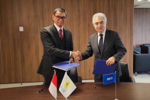 Direktur Utama PT PLN (Persero) menandatangani perjanjian bersama Direktur Eksekutif IEA Fatih Birol. 