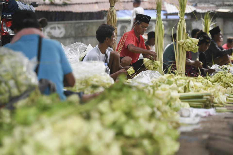 Menjelang Idul Fitri, pedagang menganyam kulit ketupat untuk dijual di Jakarta, Kamis (20/4/2023).