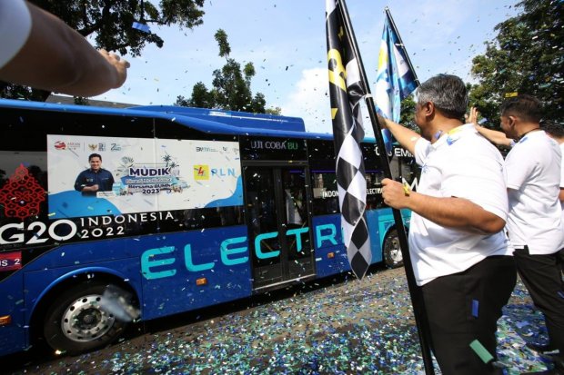 PT PLN (Persero) memberangkatkan 2 armada bus listrik dari Jakarta menuju Bandung dalam program mudik gratis \'Mudik Dinanti, Mudik di Hati Bersama BUMN 2023\'.