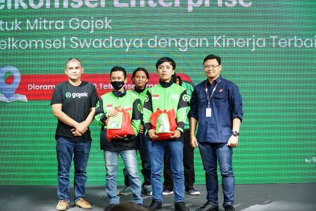 Telkomsel melalui Telkomsel Enterprise membagikan bantuan 250 paket sembako kepada pengemudi transportasi online Gojek yang paling sering melakukan pembelian Paket Swadaya Telkomsel selama 3 bulan terakhir. Bantuan paket sembako dari Telkomsel tersebut di